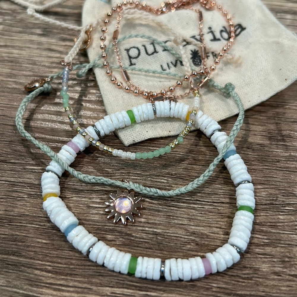 August 2022 Pura Vida Monthly Club Set